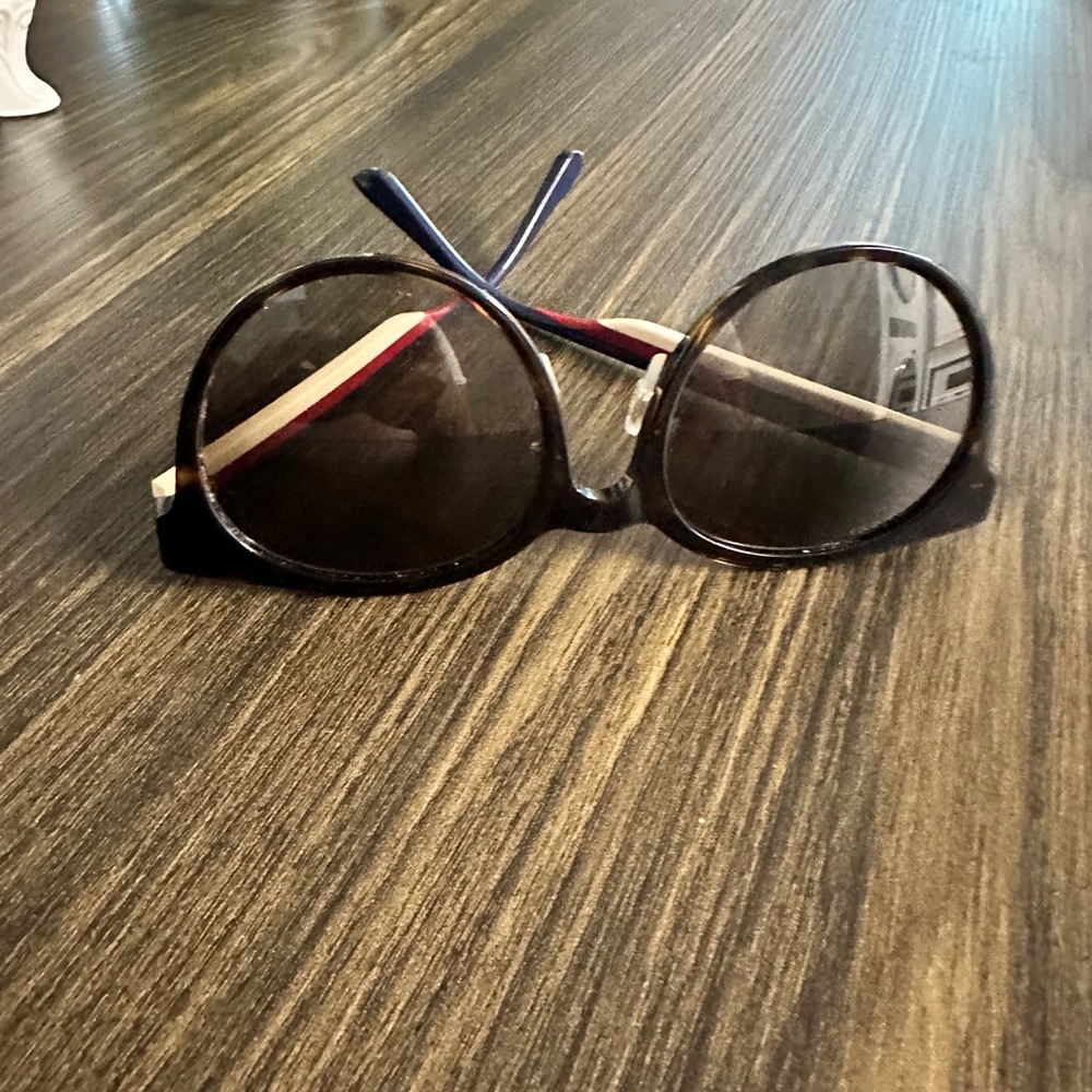 Gucci sunglasses.  Unx 03AV39l